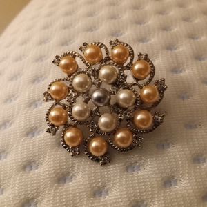 Broach pearl